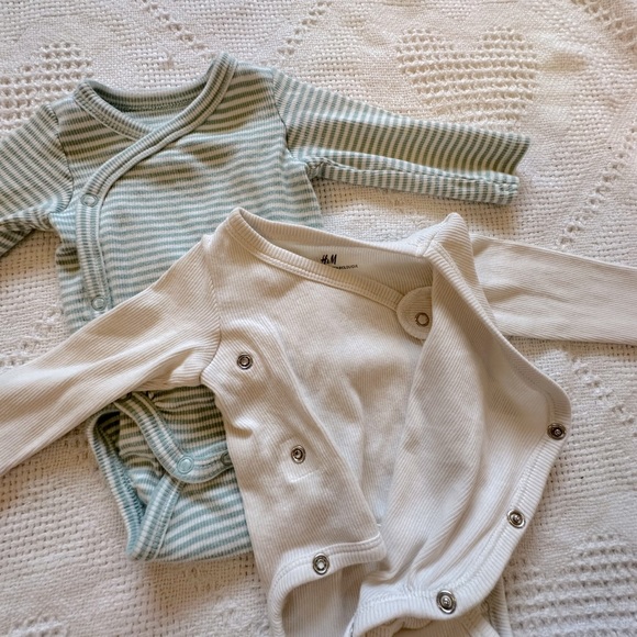 ⭐️3/$15 H&M | size 0-1m EUC ribbed diaper onesies set - Picture 3 of 3